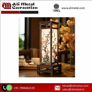 Lanterne de décoration esthétique à cadre en bois avec poignées métalliques design Lanterne moderne Accessoires d'éclairage pour la maison et l'intérieur - Product Image 3