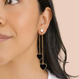 Boucles d'oreilles pendantes en forme de double cœur en émail plaqué or - Product Image 3