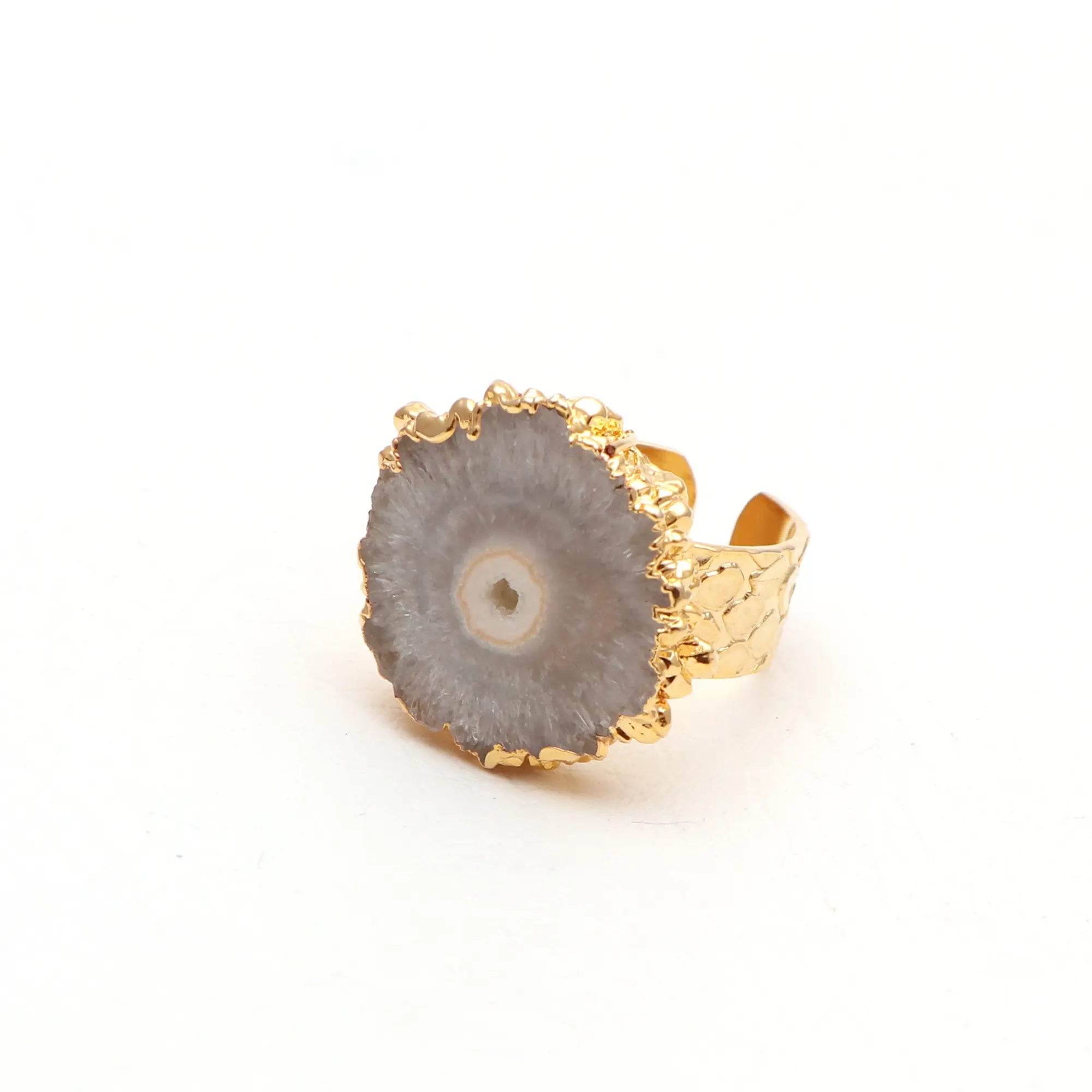 Produttore di quarzo solare bianco sporco placcato oro 24 carati naturale da Jaipur anelli fatti a mano di forma rotonda gioielli di dichiarazione per i regali