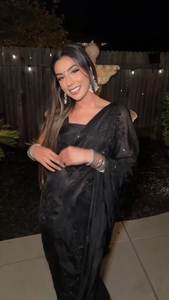 Impresionante Sari de Georgette de Color Negro de Alta Calidad, Estilo Bollywood, Aspecto Atractivo y Moderno, con Blusa de Seda Mono Benglori en Venta - Product Image 3