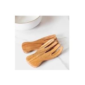 Juego de 2 Servidores de Ensalada de Madera Hechos a Mano de Alta Calidad para Restaurante Moderno, con Diseño Único de Manos de Madera y Logotipo Personalizado - Product Image 2