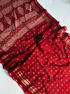 Nuevo Sari de Seda Crepé Suave y Pura para Mujer con Bordado Zari en Toda la Superficie, Ropa India en Existencia - Product Image 2