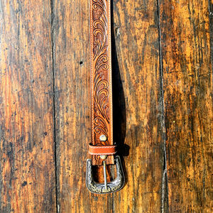 เข็มขัดหนังแท้ Gaucho Premium Classic แบบเต็มเม็ด ลายแกะสลักสไตล์ตะวันตก พร้อมดีไซน์งานฝีมือและหัวเข็มขัดทองเหลือง สำหรับใช้งานลำลอง - Product Image 4