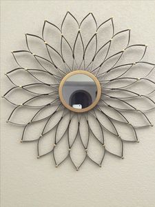 Elegante espejo de pared de metal dorado de diseño vintage con detalles artísticos perfecto para la decoración interior del hogar boutique de lujo - Product Image 5