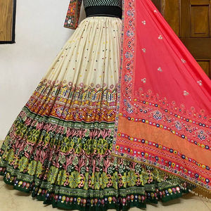 Haute qualité complète Bollywood Style broderie lourde et multi-travail beurre soie Lehenga Choli pour les femmes entièrement cousues - Product Image 1