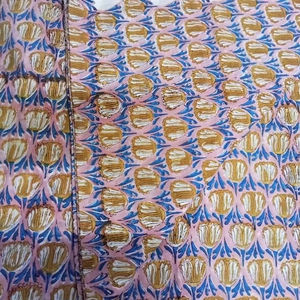 Tissu en coton imprimé floral indien pour la fabrication de robes et de tissus à coudre pour la décoration intérieure en vente - Product Image 2