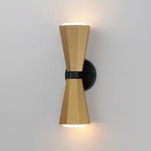 La applique murale Rizzo à deux lumières apporte une touche audacieuse et contemporaine avec un mélange d'accentuations métalliques facettées et de formes lisses. - Product Image 3