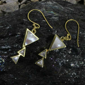 Vente en gros Boucles d'oreilles pendantes perle blanche et topaze blanche Bijoux élégants en perles - Product Image 2