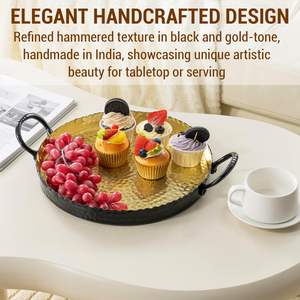Bandeja de exhibición redonda de metal en tono negro y dorado con diseño martillado hecho a mano - Product Image 3