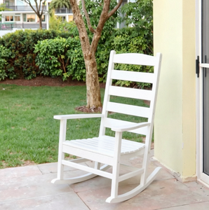 Fauteuil à bascule d'extérieur en bois blanc, design traditionnel avec dossier solide et durable pour usage en jardin - Product Image 1