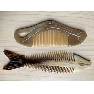 Peigne en corne de buffle de style animal, fait à la main, écologique, durable, poli naturellement, antistatique, outil de toilettage des cheveux, Inde - Product Image 2