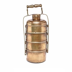 Boîte tiffin traditionnelle en laiton pur faite à la main avec plusieurs compartiments pour ranger les repas indiens faits maison de manière écologique - Product Image 3