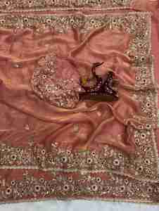 Colección de Saris de Diseñador con Bordado en Chifón Fendy, Catálogo Completo Disponible a Precio de Mayoreo, Telas Elegantes. - Product Image 5