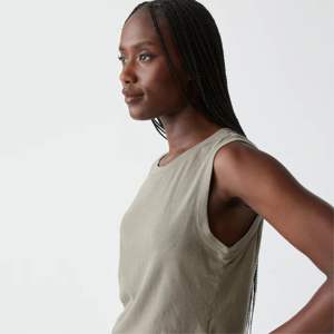 Haut court en dentelle élégant pour femmes-Design délicat et chic, idéal pour les fêtes et les occasions spéciales, disponible en plusieurs nuances - Product Image 4