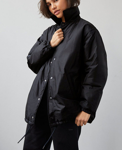 เสื้อแจ็คเก็ตกันลมสำหรับผู้หญิง สีดำ แบบโค้ช กันน้ำ ระบายอากาศ ดีไซน์ปักและทอ ซับในไนลอน สีปรับแต่งได้ - Product Image 3