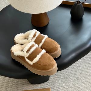 Bottes d'hiver chaudes antidérapantes en laine pour femmes, fabriquées sur mesure par des designers de haute qualité, et pantoufles en laine moelleuse. - Product Image 1