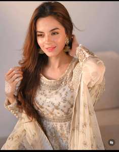 ชุดเดรสงานแต่งงานดีไซน์ใหม่สำหรับงานปาร์ตี้และงานดิวาลี พร้อมชุดกางเกงและผ้าคลุมไหล่ ผ้าฟ็อกซ์จอร์เจตต์เนื้อหนาแบบกลับด้านได้ - Product Image 4