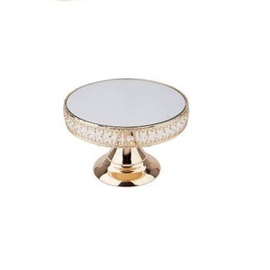 Support à gâteau en aluminium avec design en relief, finition argentée, forme arrondie, pour la décoration de la table des hôtels - Product Image 2