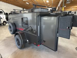 Precio al por mayor 2025 2026 RVs Flyer Pursue Remolque de viaje moderno y ampliable de 13 pies con puertas traseras, de aluminio ligero y doble amortiguación - Product Image 3