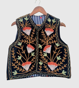 Gilet en velours noir brodé de fleurs pour femme, fait main, vintage, sans manches, col en V, longueur standard - Product Image 1