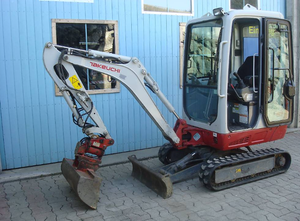 Excavadora de cadenas Takeuchi TB216 con motor diésel, cabina abierta ROPS, cucharón de enganche rápido, alta potencia de excavación, 5 toneladas, para uso agrícola y de construcción - Product Image 2