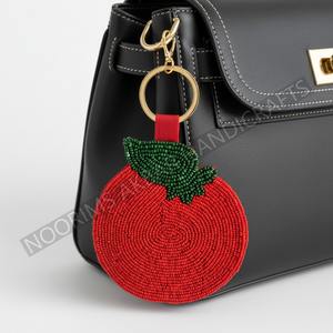 Llavero con Inicial Bordada a Mano con Cuentas para Compradores al por Mayor que Buscan Piezas Artesanales - Product Image 4