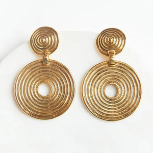 Pendientes étnicos de latón para mujer con motivos detallados y acabado oxidado adecuados para bodas, festivales y fiestas - Product Image 1