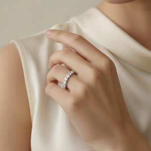 Anillo de Media Eternidad con Diamantes Redondos Engastados en Oro de 14K para Mujer |   Diamante de Corte Brillante de 1.01 Quilates - Product Image 5