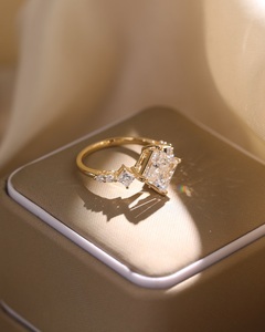 ชุดแหวนหมั้นเพชรโมอิสขนาด8มม. ตัดเป็นเจ้าหญิงพร้อมแถบเชฟรอนสีทองเครื่องประดับสำหรับผู้หญิง - Product Image 3