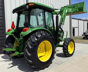 Tracteur John Deere 2025R 4x4, tondeuse utilitaire avec chargeur frontal E-Hydro 4 roues motrices, maintenant disponible à la vente - Product Image 4