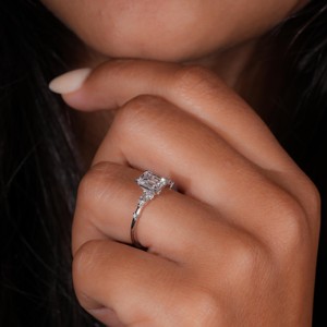 Fine Jewelry Prong Setting Bague en or 14 carats personnalisée 1.0ct Emerald and Round Cut Lab Diamond Wedding Def Vvs Igi Lab Diamond Ring - Product Image 4