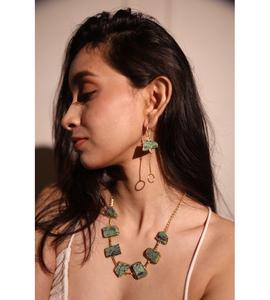 Ensemble de bijoux Verde Grace pour femmes, design en pierres précieuses vertes, bijoux élégants et intemporels, ensemble élégant pour les occasions spéciales et le port quotidien - Product Image 4