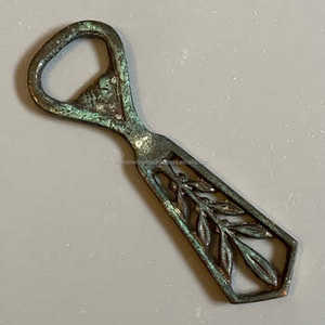 Mini abrebotellas de bolsillo de latón en acabado plateado con diseño vintage perfecto para cerveza, vino y elegante suministro de bodas - Product Image 6