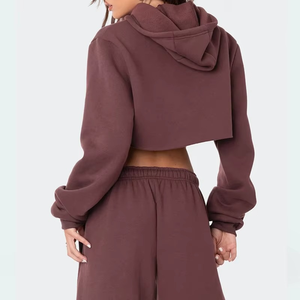 Ensemble deux pièces décontracté pour femme en polyester et élasthanne, brodé, avec sweat à capuche court et pantalon droit à taille élastique - Product Image 4