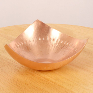 Cuenco de comida de Metal pulido de cobre de calidad de lujo Diseño admirable Forma triangular Cuenco de mezcla de cobre y metal a precio barato - Product Image 1