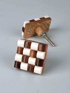 Poignée de porte de tiroir de cuisine en bois et résine de forme carrée faite à la main, couleur, forme et taille personnalisées, fabriquée en Inde - Product Image 2