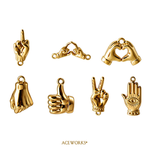 เสน่ห์แห่งความหมาย |   จี้รูปหัวใจสแตนเลสสตีลเคลือบทอง 18K PVD พร้อมลวดลายมือแสดงความรัก ป้ายสัญลักษณ์สันติภาพ นิ้วโป้งขึ้น และรูปมือฮัมซา - Product Image 2