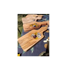 Planche à découper en bois fabriquée à la main à partir de bois dur écologique et durable, idéale pour un comptoir de cuisine. - Product Image 1