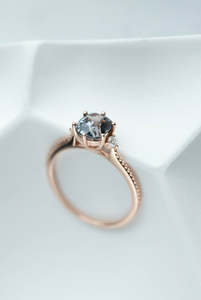 Anillo de compromiso de moissanita gris Anillo de trilogía de moissanita con corte de cojín gris de moissanita Anillo de promesa de boda delicado - Product Image 3