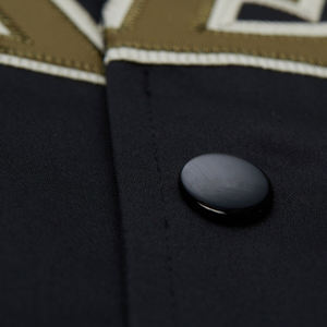 Chaqueta Bomber Varsity de satén teñido sólido de invierno unisex personalizada con cuello levantado, cierre de un solo botón, logotipo del equipo bordado - Product Image 6