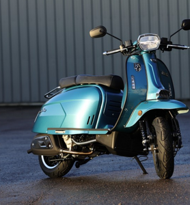 Modelo en Oferta, Nuevo Scooter Ro-y-al Al-loy GP 300 Clásico de Estilo Retro, Color Gris Medio, con 2 Años de Garantía Internacional - Product Image 2