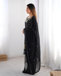 Costume Salwar brodé prêt à l'emploi de créateur, parfait pour les fêtes de mariage et les festivals, disponible à un prix abordable - Product Image 2