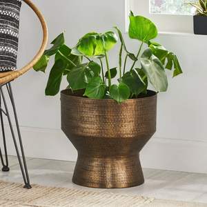 Maceta decorativa de latón con intrincados patrones tallados a mano, perfecta para resaltar sus plantas en un hogar encantador - Product Image 6