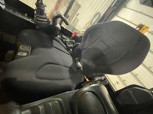 Chargeuse compacte JCB 1CXT d'occasion, capacité de charge nominale de 9 tonnes, moteur Caterpillar, puissance de 75 kW, avec pelle avant et arrière - Product Image 6