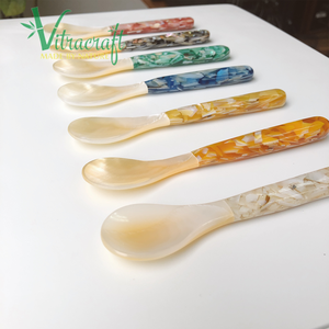 Cucharas de caviar especiales hechas a mano, tamaño de 12cm, hechas de nácar y resina de mica colorida, material sostenible - Product Image 3