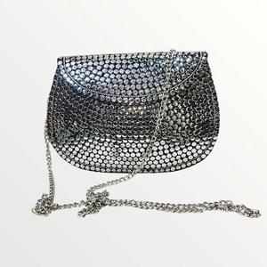 Pochette vintage moderne de créateur pour femmes Sac à main en perles de métal argenté avec sculpture polie pour femmes et filles - Product Image 2