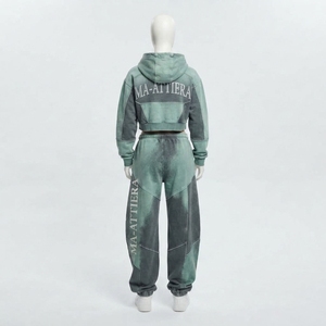 Ensemble survêtement deux pièces pour femme : sweat à capuche court zippé et pantalon de jogging large, avec détails en strass personnalisés, effet délavé - Product Image 4
