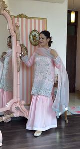 ชุดปาร์ตี้ออกแบบใหม่ล่าสุดผ้าจอร์เจียหนังเทียมชาราพาลาซโซกับชุดมีสไตล์ Dupatta - Product Image 2