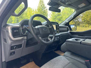 F-150 XLT 2023 d'occasion, conduite à gauche, faible kilométrage, transmission automatique, sièges en cuir, jamais accidenté et prêt à rouler - Product Image 5