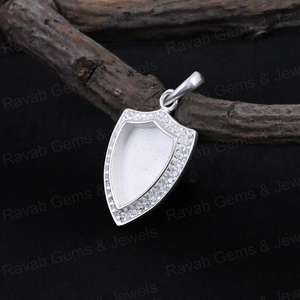 Pendentif de haute qualité en argent 925, 12x9 mm, bouclier entouré de zircon, demi-monture plaquée or 14 carats, serti de résine - Product Image 5